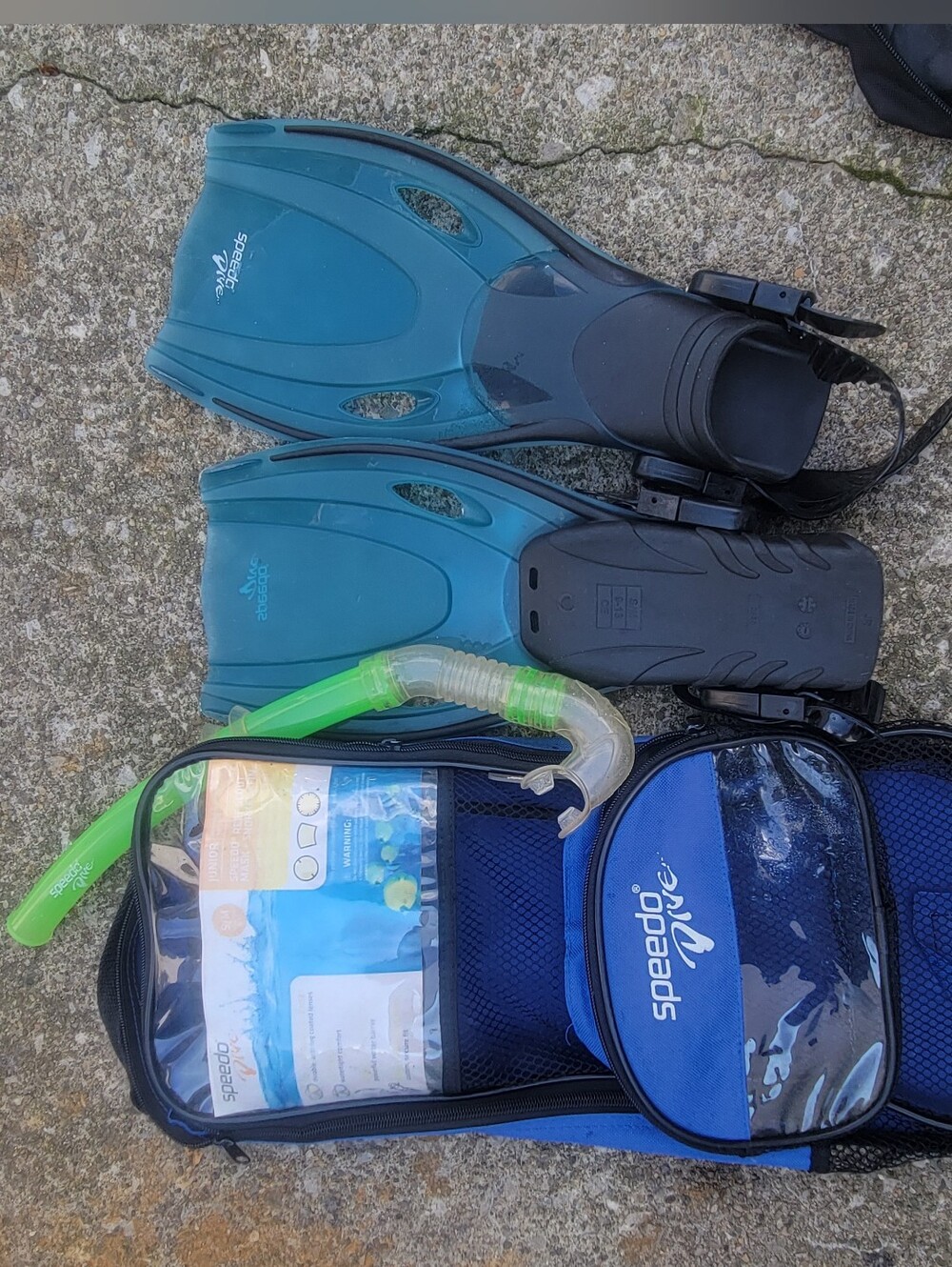 Speedo Dive Reef Scout Mask, Snorkel, Fin Set. Junior S/M Shoe Size 9-13